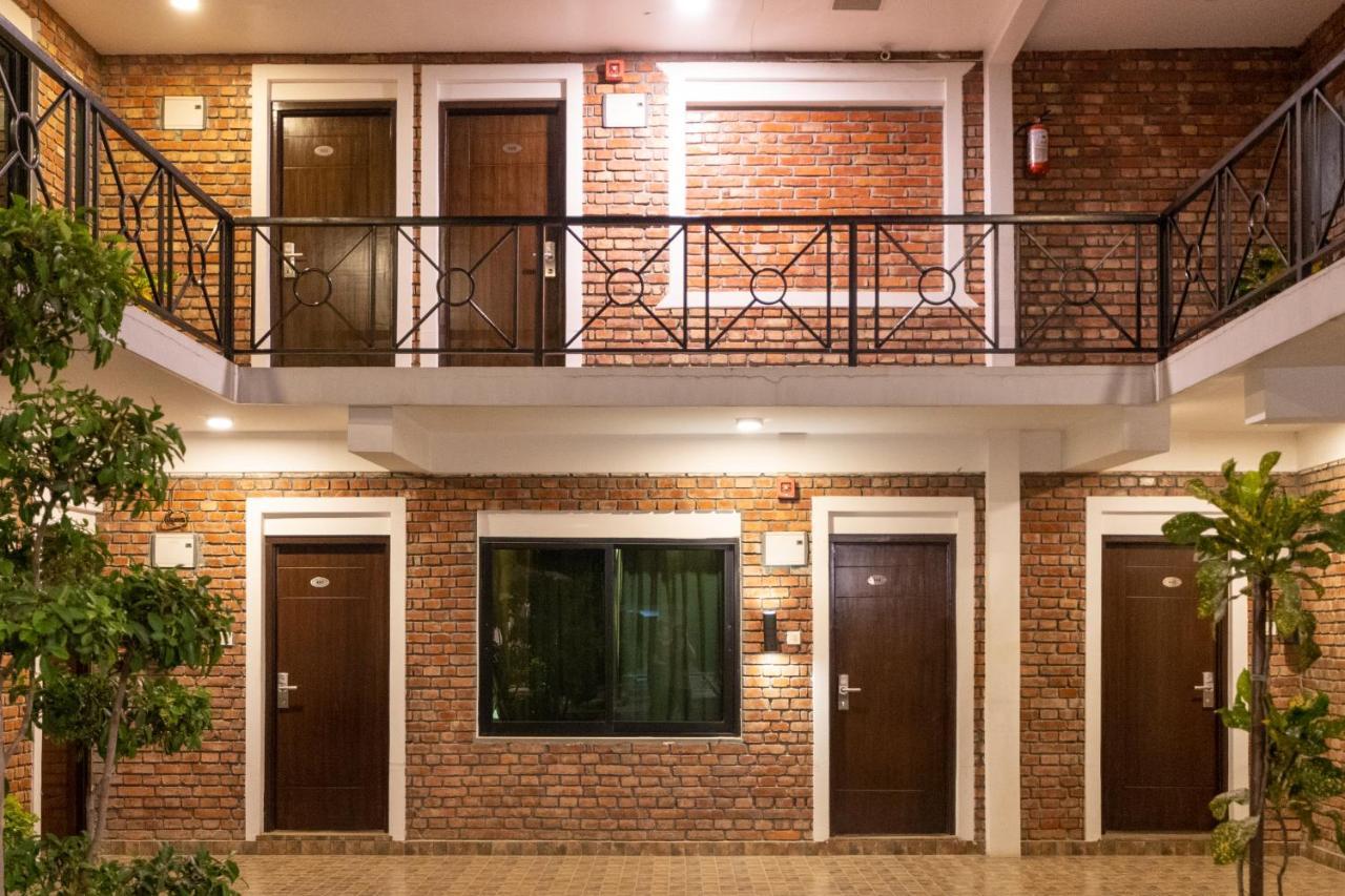 Dreamland Gold Resort & Hotel Bhairāhawā Buitenkant foto