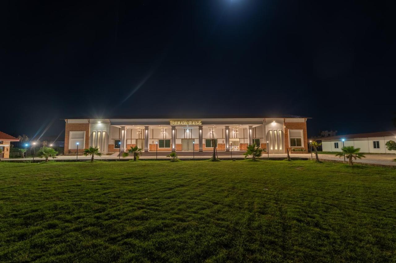 Dreamland Gold Resort & Hotel Bhairāhawā Buitenkant foto
