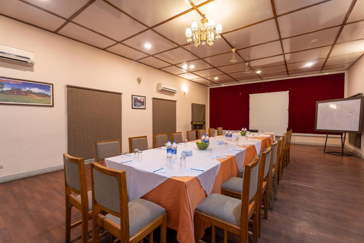 Dreamland Gold Resort & Hotel Bhairāhawā Buitenkant foto
