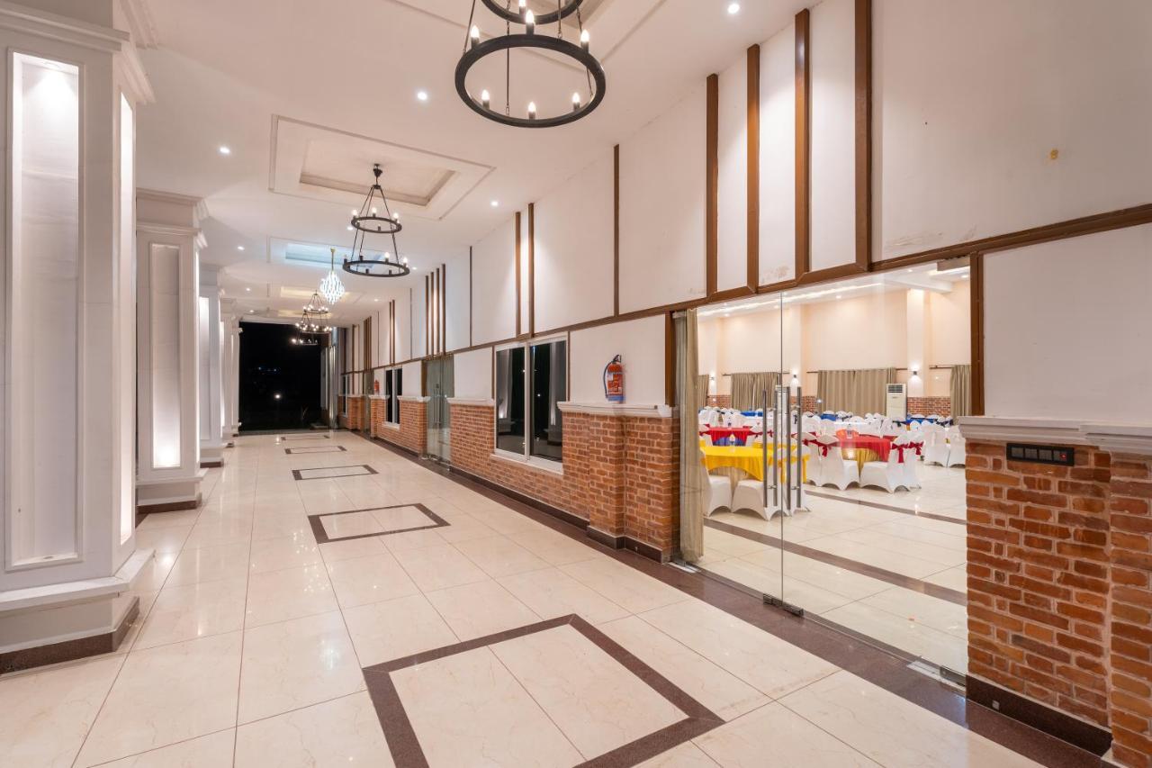 Dreamland Gold Resort & Hotel Bhairāhawā Buitenkant foto