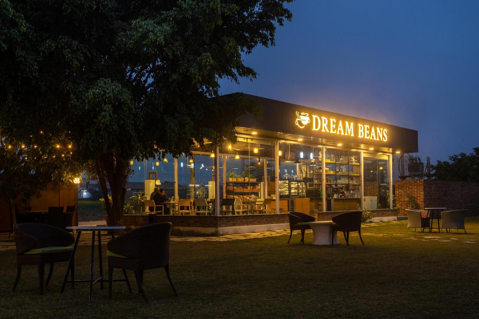 Dreamland Gold Resort & Hotel Bhairāhawā Buitenkant foto