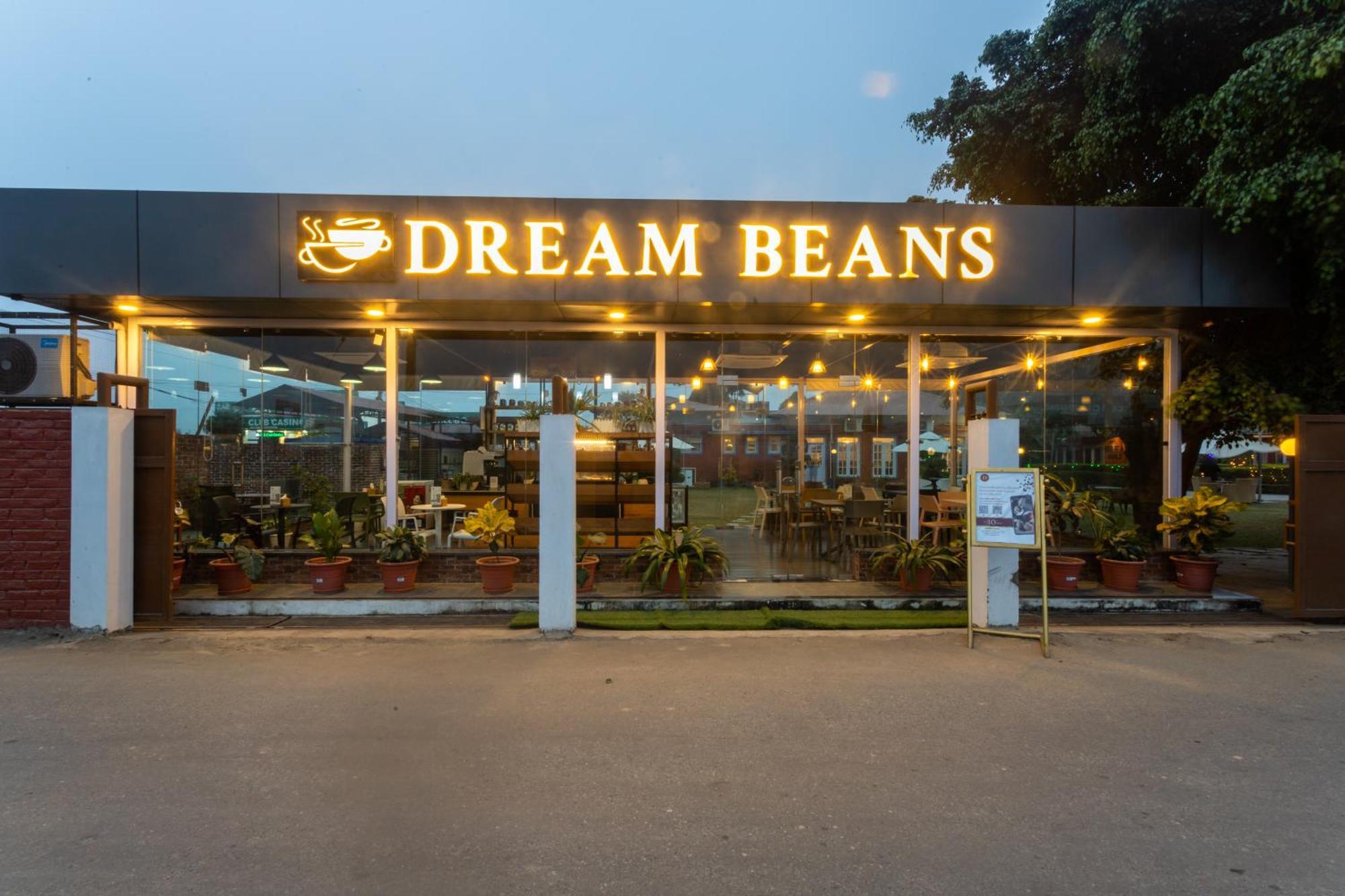 Dreamland Gold Resort & Hotel Bhairāhawā Buitenkant foto