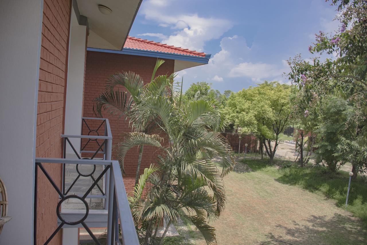 Dreamland Gold Resort & Hotel Bhairāhawā Buitenkant foto