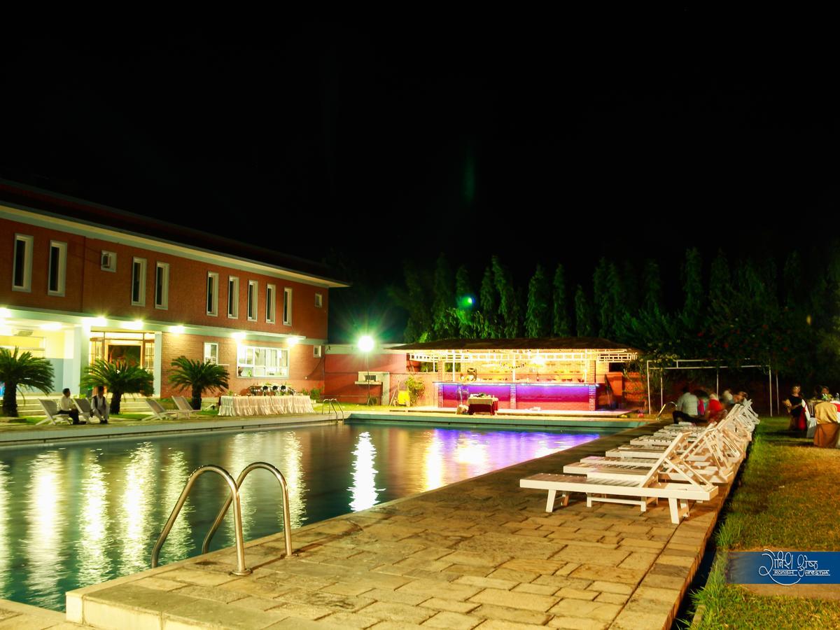 Dreamland Gold Resort & Hotel Bhairāhawā Buitenkant foto